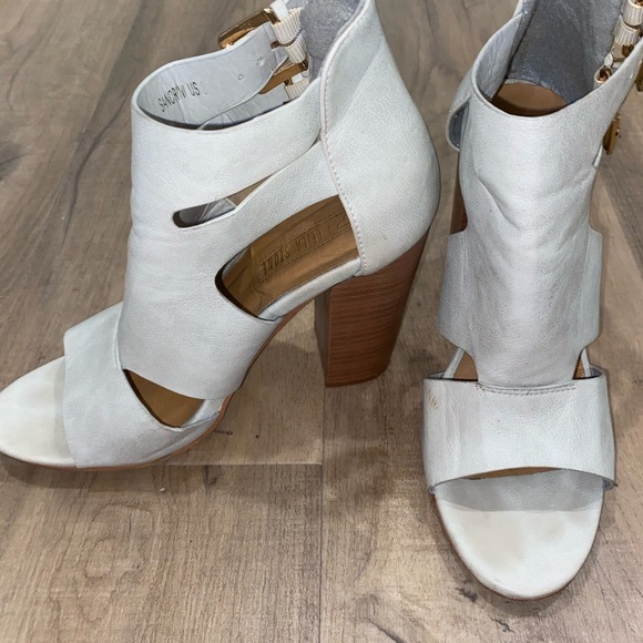 SET OF 2: Shoe Dazzle Sandals - Picture 5 of 5